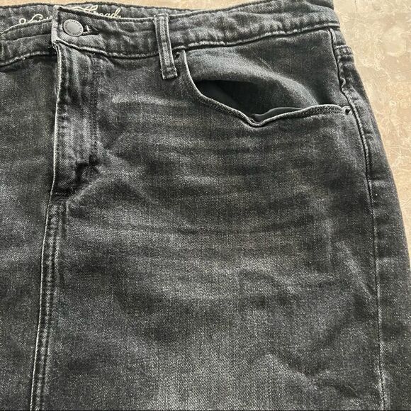 Universal Thread Black faded Jean Skirt Size 18/34R 90% cotton 2%lycra - Picture 2 of 7